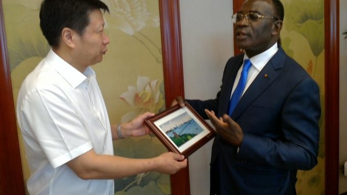 Le ministre Ihou (à droite)