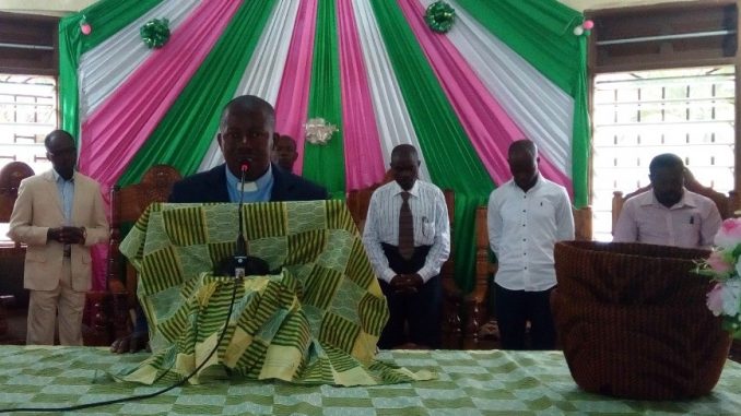 'officiant, lors de sa prière.
