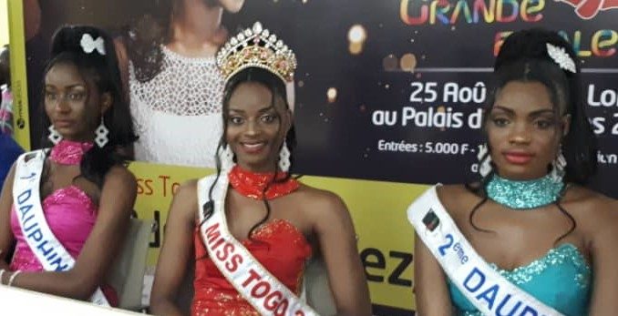 Miss 2018, entourée des première et deuxième dauphines.