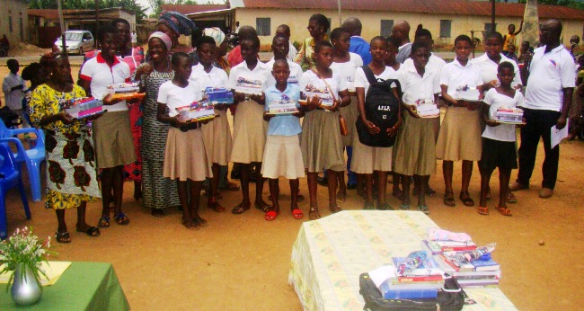 Photo de famille des bénéficiaires des kits scolaires