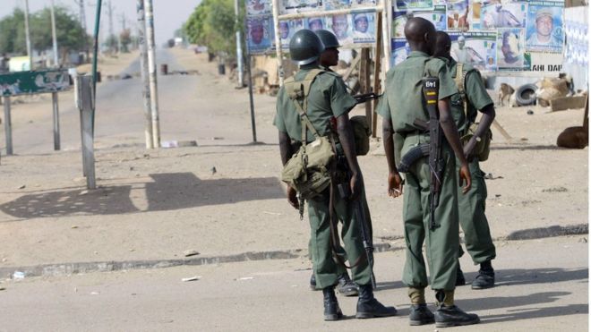 soldat-armee-militaires-nigerian-police-gendarme