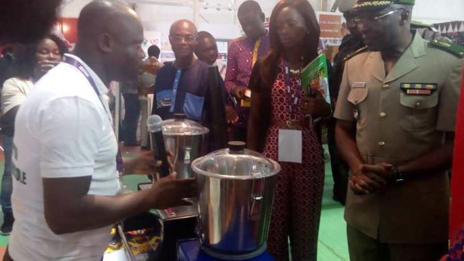 Alt = le stand togolais visité par leDG de la douane