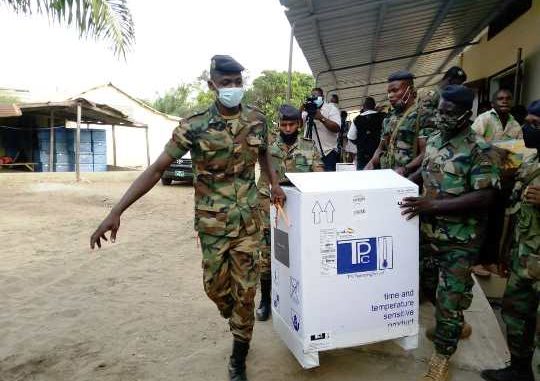 des forces de l'ordre transportant le vaccin destiné à l'intérieur du pays