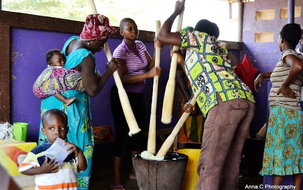 Des vendeurs en train de piler du Fufu