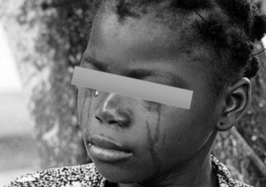 Une enfant en pleurs... image d'illustration