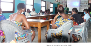 des filles en formation au centre
