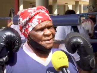 Une grand-mère qui pratique de la boxe