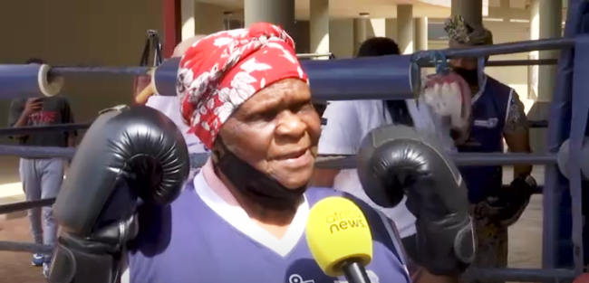 Une grand-mère qui pratique de la boxe