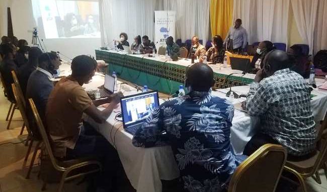 Les participants à l'atelier des journalistes en formation sur l'ingérence de l'industrie du tabac sur la lutte antitabac