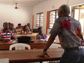 des journalistes en formation sur la critique d'arts