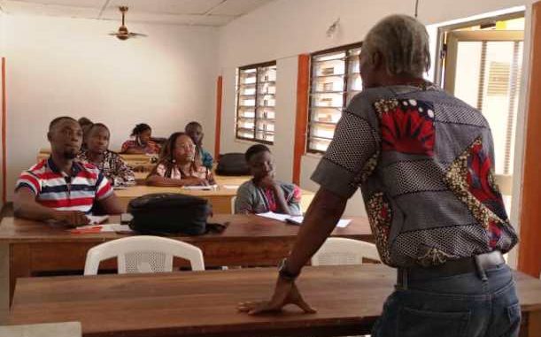 des journalistes en formation sur la critique d'arts