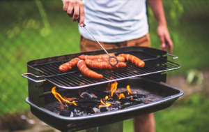 Un homme en train de faire de la grillade au barbecue