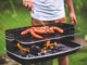 Un homme en train de faire de la grillade au barbecue