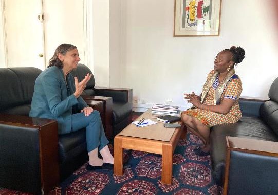 Mme Jocelyne Caballero (Ambassadrice de France en fin de mission au Togo) et Ambroisine Mêmèdé (Journaliste, Directrice de l'agence Savoir News)