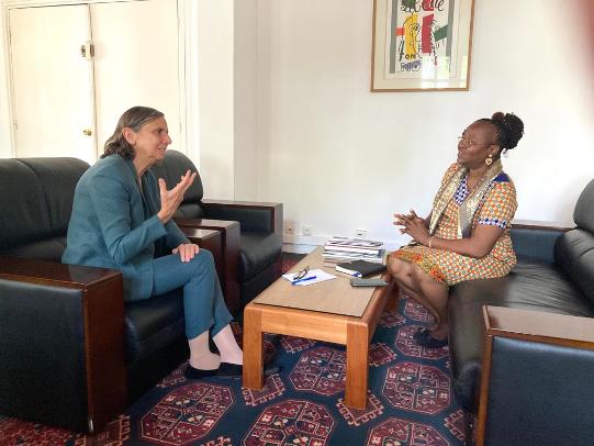 Mme Jocelyne Caballero (Ambassadrice de France en fin de mission au Togo) et Ambroisine Mêmèdé (Journaliste, Directrice de l’agence Savoir News)