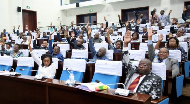 Des députés togolais lors du vote du budget