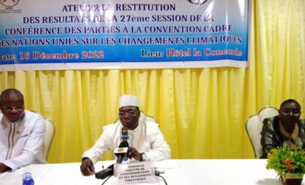 Foli Bazi Katari (au milieu)