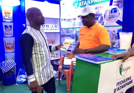 Le DG par intérim du CETEF dans le stand de la NSCPA d’Atakpamé sur le site de la foire