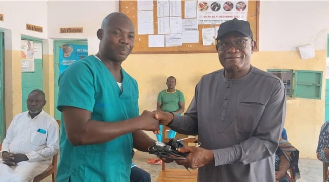 Réception de matériel médical par M. FEBETIBA M’Balgaweni responsable de l’USP de Kriki des mains de M.KEYEWA, président de l’ACA ...