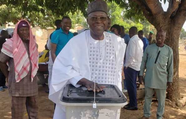 Abdoulaye Bio Tchané (ministre d'Etat et secrétaire général national du Bloc Républicain), glissant son bulletin dans l’urne au centre de vote de Sèmèrè 1 (commune de Ouaké)