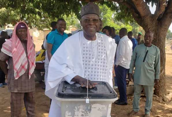 Abdoulaye Bio Tchané (ministre d’Etat et secrétaire général national du Bloc Républicain), glissant son bulletin dans l’urne au centre de vote de Sèmèrè 1 (commune de Ouaké)