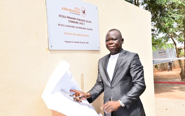 Monsieur Jean Marie Koffi E.TESSI, dévoilant la plaque