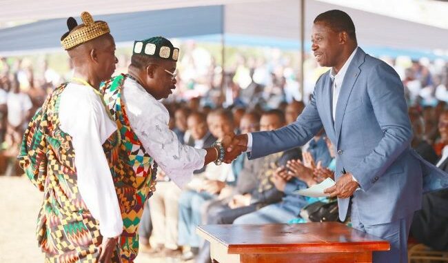 Faure Gnassingbé, saluant des chefs traditionnels à la fin de la rencontre...