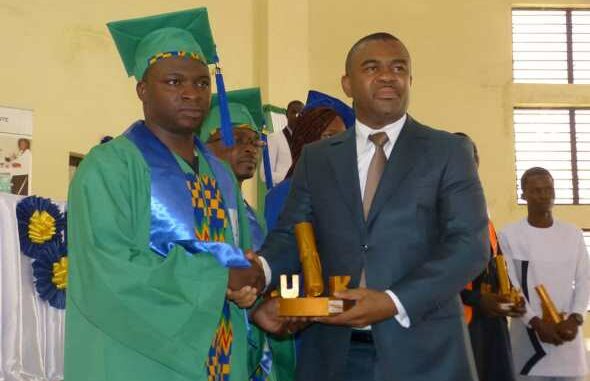 Remise à l'un des étudiants..