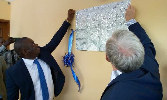 Dévoilement de la plque par le président de l'OTM et l'ambassadeur de l'UE au Togo...