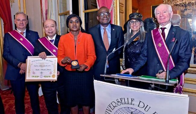 Dr Sandra Ablamba Johnson, recevant sa distinction...