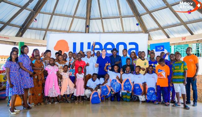 Photo de famille, après la remise des vivres au Foyer Don Bosco de Kara...