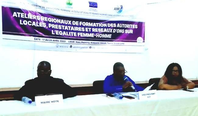 La table d'honneur, à l'ouverture des travaux