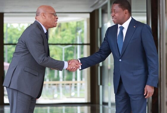 Le président Faure Gnassingbé et Jean-Claude Kassi Brou au Palais présidentiel à Lomé...