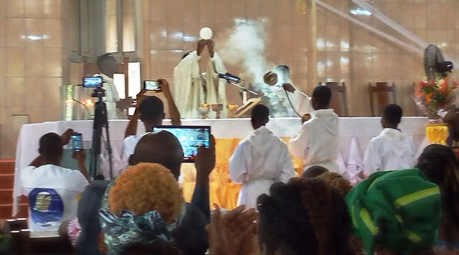 Père Sanvee lors de la célébration