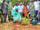 Foli-Bazi Katari, ministre de l'environnement en train de planter un arbre pour marquer le lancement officiel de la campagne de reboisement national