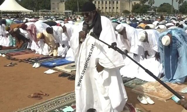 L’Imam Bako Abdoul Baki, lors de sa prière...