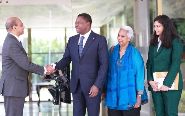 Le président Faure Gnassingbé, saluant Dr Ajah Mathur, le 4 Juillet 2023 au Palais présidentiel à Lomé...