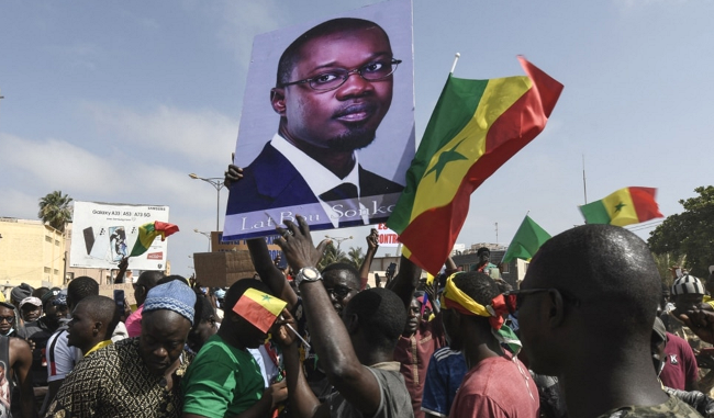 L'effigie de l'opposant sénégalais Ousmane Sonko dans les mains de ses partisaans