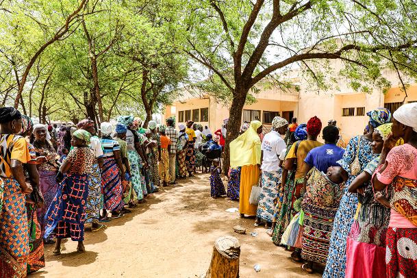 Beneficiaries of WFP cash distribution to vulnerable populations affected by food and nutrition insecurity in the Savanes and Kara regions. The United Nations World Food Programme (WFP) is stepping up its emergency food assistance to more than 30,000 people affected by the spillover of the Sahel security crisis into the Savanes regions of northern Togo – in particular refugees, internally displaced persons, and members of the host community. Thanks to a financial contribution from the European Union through the Directorate General for Civil Protection and European Humanitarian Aid Operations (ECHO), WFP in partnership with the National Civil Protection Agency (ANPC), is providing cash transfers to the targeted people, enabling them to procure their food to meet their basic food and nutritional needs. To strengthen the nutritional status of the most vulnerable, households composed of pregnant and lactating women and children under two years of age will receive a specialised nutritional food supplement and nutritional advice adapted to their needs, in addition to cash transfers.