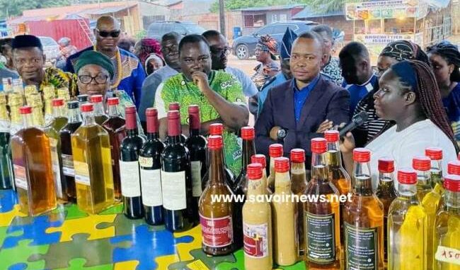 Des visiteurs, sur un stand de boissons locales...