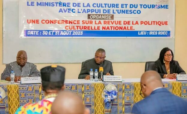 La table d'honneur, à l'ouverture de cette conférence sur la revue de la politique culturelle nationale...