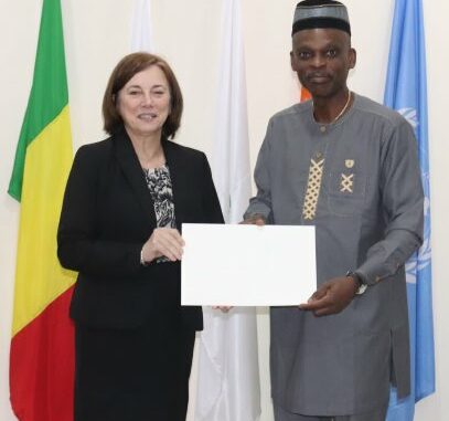 Mme Martine Moreau, remettant la copie figurée de ses lettres de créance au ministre Robert Dussey...