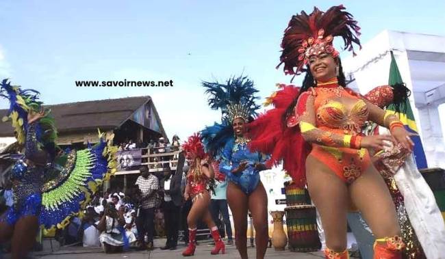 De charmantes brésiliennes exécutant la Samba...
