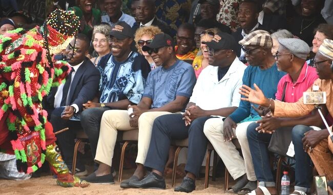 Un Egun-Gun, devant le président Patrice Talon......