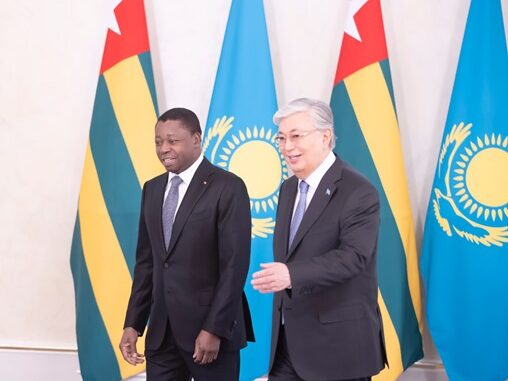 Le président Faure Gnassingbé et un haut responsable de la délégation kazakhstanaise...