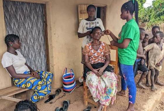 Mme Tonou Hodalo, dans son atelier de coiffure