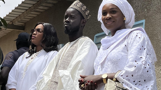 Bassirou Diomaye Faye entouré de ses deux femmes, Marie et Absa