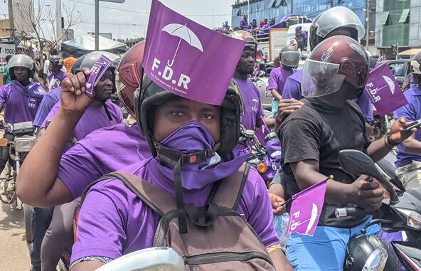 Des militants des FDR, dans une caravane dans les rues de Lomé