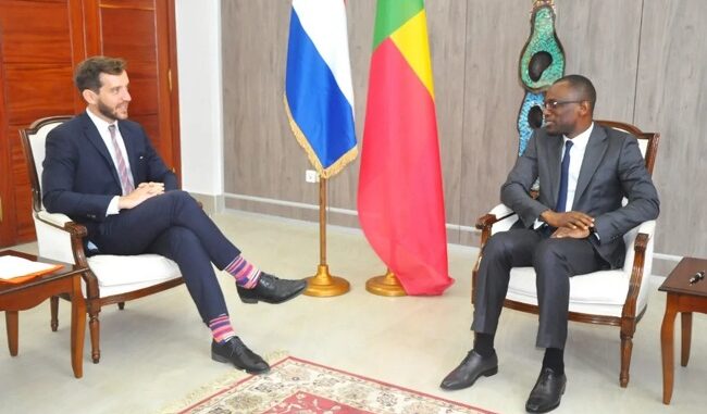 Joseph Senninger, chargé d’affaires en pied du Grand-Duché de Luxembourg près le Bénin et le Togo en face du ministre Olushegun BAKARI