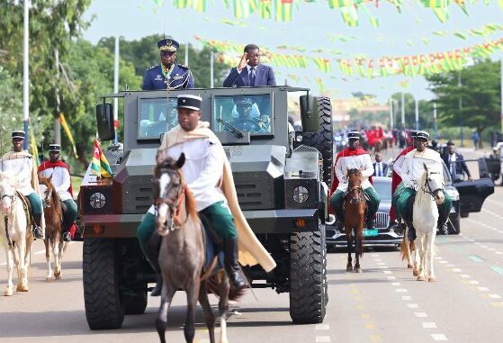 Le président Faure Gnassingbé, lors de la revue des troupes...